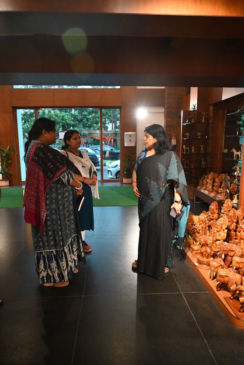 scstdevdept's tweet photo. Smt. Roopa Roshan Sahoo, Commissioner-cum-Secretary of the ST & SC Development, Minorities & Backward Classes Welfare Department, Odisha, paid a visit to the Adisha outlet and the #TDCCOL office in Bhubaneswar today (June 18). During her visit, she interacted with the staff, reviewed the operations and focused on the initiatives aimed at enhancing the welfare of #Odisha’s tribal communities.
@tdccol @CMO_Odisha @PIB_MoTA @TribalAffairsIn @scstrti