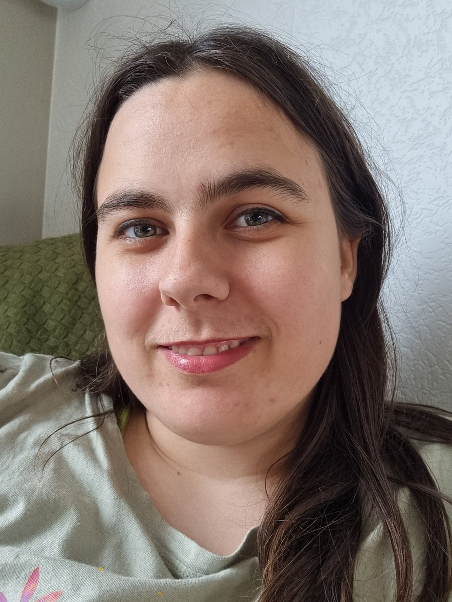 ArtSprite98's tweet photo. I've been alive for 25 years now and I still can't do make-up 🤣 https://t.co/uPKnqRkfky