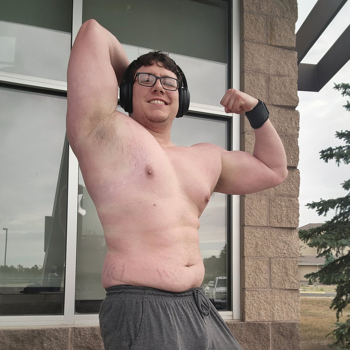 Calilum_'s tweet photo. A great chest workout makes the day better! Doesn't compensate for the 5 hours of sleep I'm running on for the last 48 hours, but oh well!
No promise of stream yet because I may fall off fast due to aforementioned sleep deprivation. 🤪🤣 #negativebraincells https://t.co/ahWOoyrPly