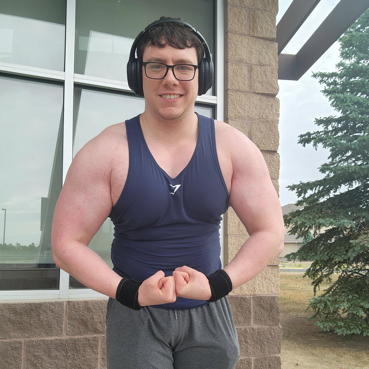 Calilum_'s tweet photo. A great chest workout makes the day better! Doesn't compensate for the 5 hours of sleep I'm running on for the last 48 hours, but oh well!
No promise of stream yet because I may fall off fast due to aforementioned sleep deprivation. 🤪🤣 #negativebraincells https://t.co/ahWOoyrPly
