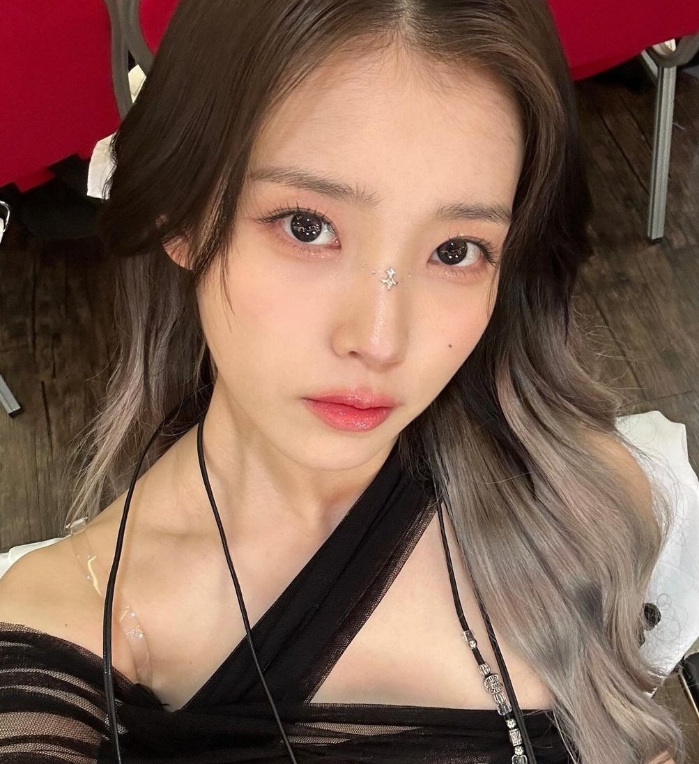 dlwlsuk's tweet photo. got a pretty face         pretty boyfriend too https://t.co/m21fGooCMN