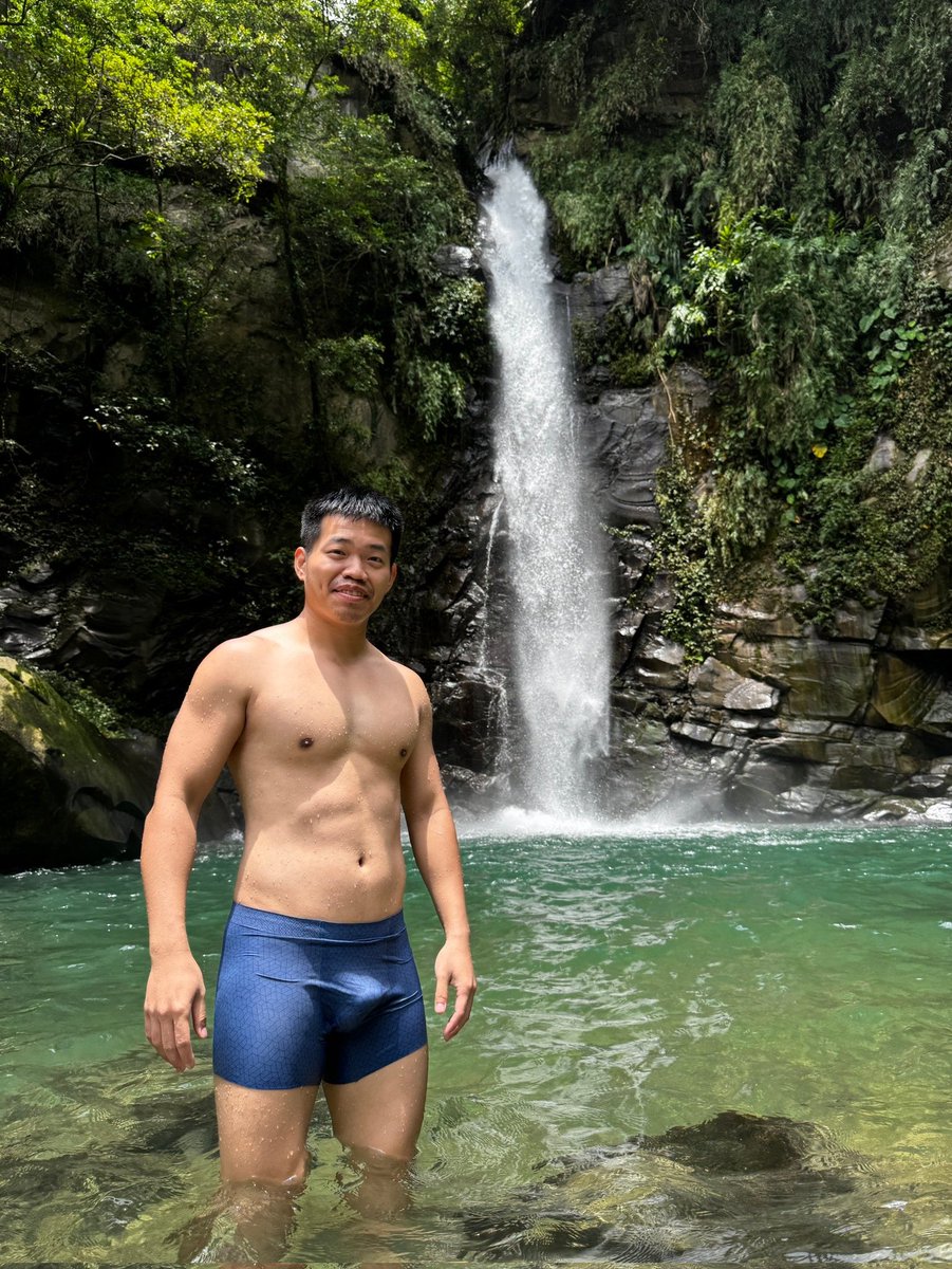 旅程裡意外的玩水行程，直接內褲下水🤣