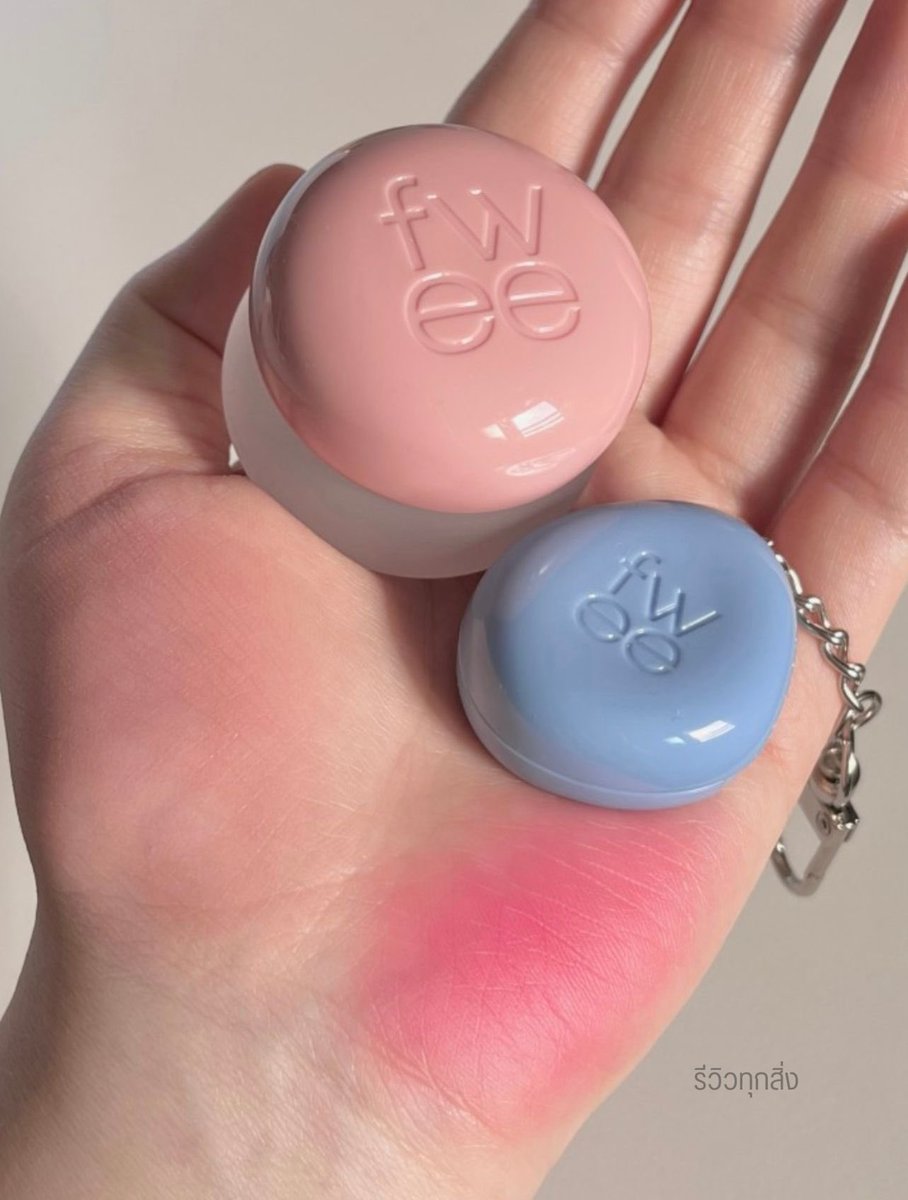 Reviewtooksing1's tweet photo. เนื้อดึ้งๆลื่นๆ มีลูกเล่นอีกแล้ว ลิปเนื้อพุดดิ้ง fwee Blurry Pudding Pot สีชมพูน่ารัก 💕
เนื้อลิปเด้งๆ เกลี่ยง่าย ทาซ้ำได้ไม่เป็นคราบ
สีสวย นวลๆดูละมุนอ่ะ ใช้ตา แก้ม ปากไปเลย ครบจบที่เดียว

#fwee #fweepuddingpot #fweeofficial #ลิปพุดดิ้ง #ป้ายยาเครื่องสำอางเกาหลี #ลิปเกาหลี https://t.co/qfpqmTEKhc