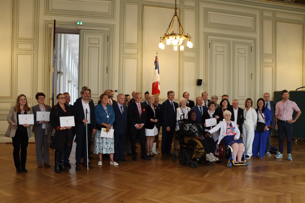 "Trophée des aidants" : Médaille de l'ordre national du Mérite décernée à NOC
Élodie Thébault, fondatrice, <a href="/RemiSalomon/">rémi Salomon</a>, Président, la dédie aux élèves, aux familles, aux enseignantes, aux soignants, aux hôpitaux, aux partenaires et aux amis de NOC. Merci ! 
#aidants #hôpital