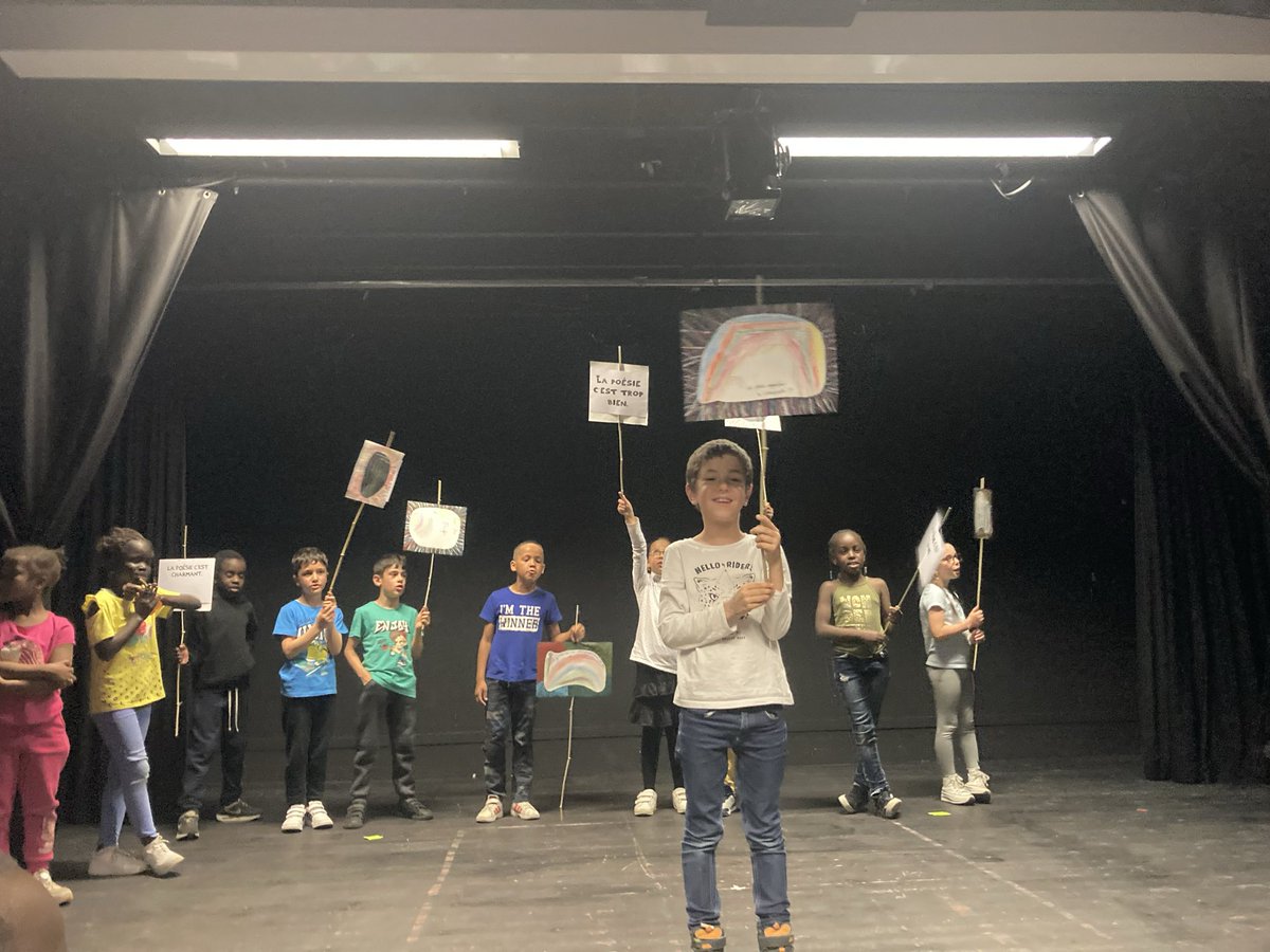 Spectacle des élèves de CE1 pour clôturer le projet arts et poésie devant les familles ! avec la Jo Coop Compagnie (poète Jean Quiclet et plasticienne Catherine Pouplain). Les élèves sont fiers, les parents sont ravis!
#REP #poesiealecole #mairiedelorient #jocoopcompagnie