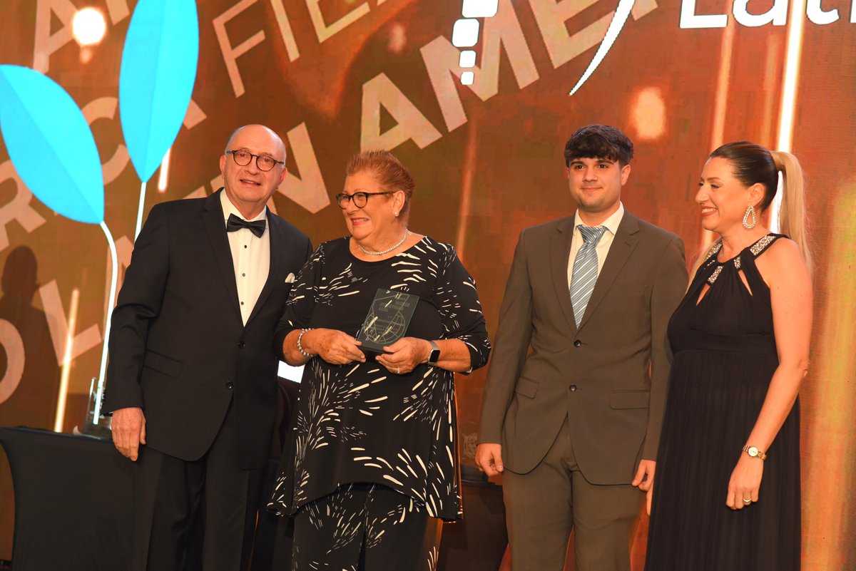🏆¡Felicitaciones a Elizabeth Tovar por recibir el prestigioso Premio LATINO Sergio Baritussio, otorgado por la Revista Eventos Latinoamericanos! 

La entrega del premio estuvo a cargo de Carolina Adano

#PremioLATINO #ElizabethTovar #EventosLatinoamericanos #Reconocimiento