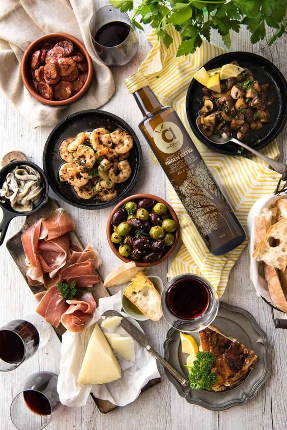 aceitesalbert's tweet photo. El tercer jueves de junio se celebra el #DíaMundialDeLaTapa y en Casalbert no podíamos faltar a esta deliciosa tradición gastronómica tan nuestra ¡𝑬𝒍 𝑻𝒂𝒑𝒆𝒐! 🌿🍤😋 ¿Lo celebras con nosotros? 

https://t.co/KLXUfL2baq

#Casalbert #DíaInternacionalDeLaTapa #TapasDay #Aove https://t.co/7Exsc584CL