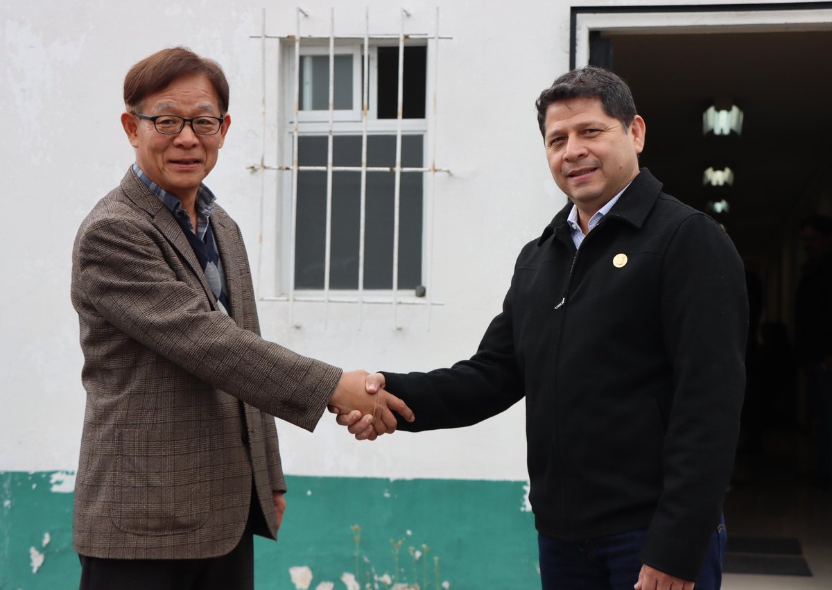 AgriculturaEc's tweet photo. Además, como parte del recorrido visitamos las instalaciones de @KOPIAEcuador, ente de cooperación coreano 🇰🇷, con el que trabaja @INIAPECUADOR para fortalecer la innovación y la investigación agropecuaria en el país.

#ElNuevoEcuadorResuelve 🇪🇨 https://t.co/FDEm6fHOxv