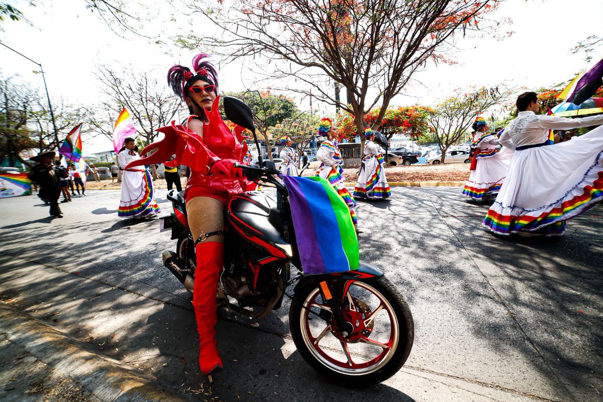 DiversidadSJal's tweet photo. Desde la Dirección de Diversidad Sexual de Jalisco, celebramos el amor en todas sus formas y colores. Porque el amor no entiende de barreras ni etiquetas. En este mes del Orgullo, reivindicamos el derecho de todxs a amar libremente. 🏳️🌈🏳️⚧️
#JaliscoDeIguales https://t.co/kyyBWGYvFa