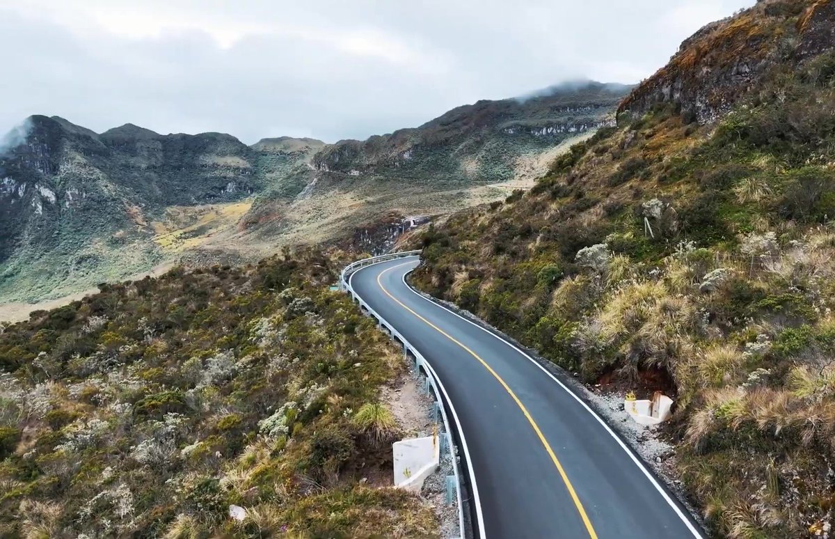 faustocoppi60's tweet image. Today in @Vueltacolombia1 , the riders will go up the longest/hardest climb ever used in an UCI race: Alto el Sifon: 88 km@4,3% and the top at 4149m. Almost 4000m of climbing on a single ascent WTF! 😱🇨🇴

LIVE now here:
youtube.com/live/3LQm2IysS…

📈 by @alti_col . 
#VColombia2024