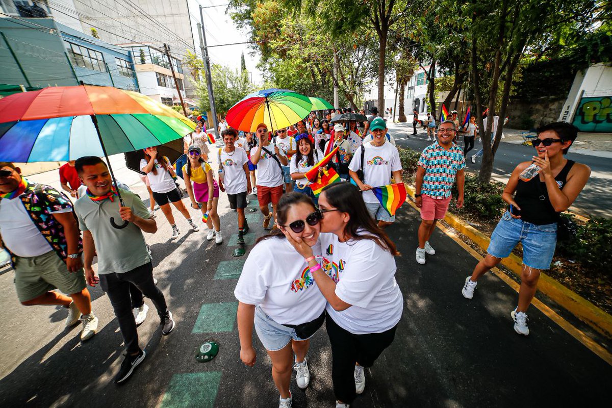 DiversidadSJal's tweet photo. Desde la Dirección de Diversidad Sexual de Jalisco, celebramos el amor en todas sus formas y colores. Porque el amor no entiende de barreras ni etiquetas. En este mes del Orgullo, reivindicamos el derecho de todxs a amar libremente. 🏳️🌈🏳️⚧️
#JaliscoDeIguales https://t.co/kyyBWGYvFa