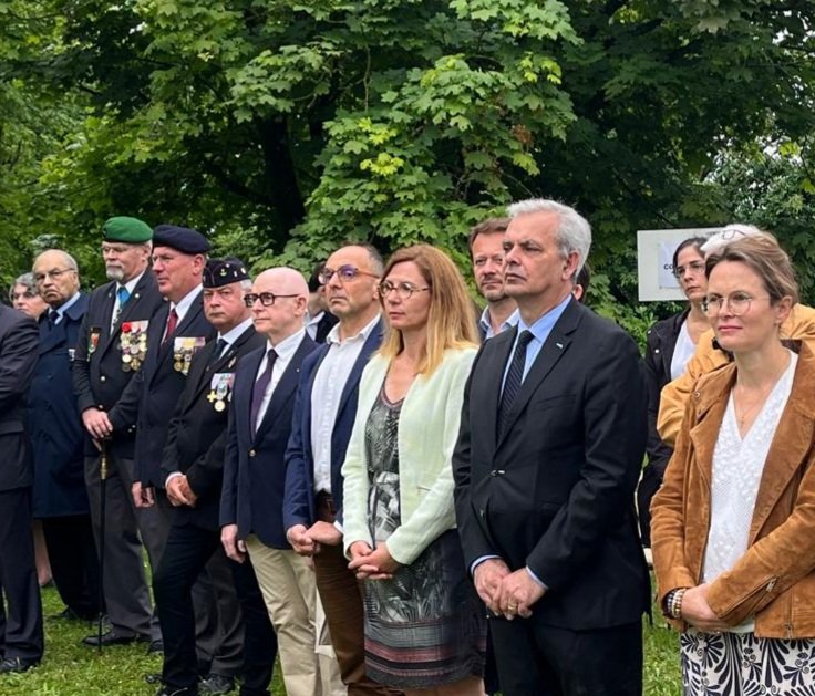 #18juin
"La flamme de le résistance ne doit pas s'éteindre, et ne s'éteindra pas"
Charles #DeGaulle 

Anciens combattants et 150 écoliers réunis pour commémorer ce NON décisif, cette rébellion face à la défaite.