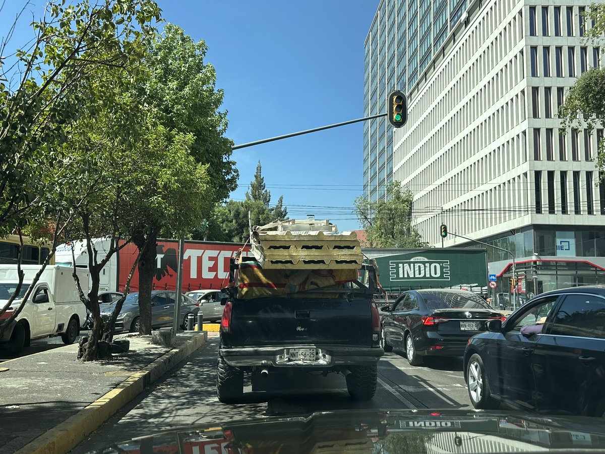 …Y al cuate valiéndole gorro el tráfico que genera. Seguro dijo, si alcanzo a pasar. <a href="/Heineken_MX/">Heineken MX</a>