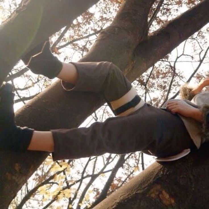 ☆ﾟ･｡ﾟ𝓡𝓟  𝔀𝓮𝓮𝓴𝓮𝓷𝓭

Свесив ного с ветки деревьев, Шикамару м на разрастающую и процветающей со временем деревню, получив первый законный выходной. 
Прикрывая Глаза,он наслаждается редкимми моментами собственного отдыха.