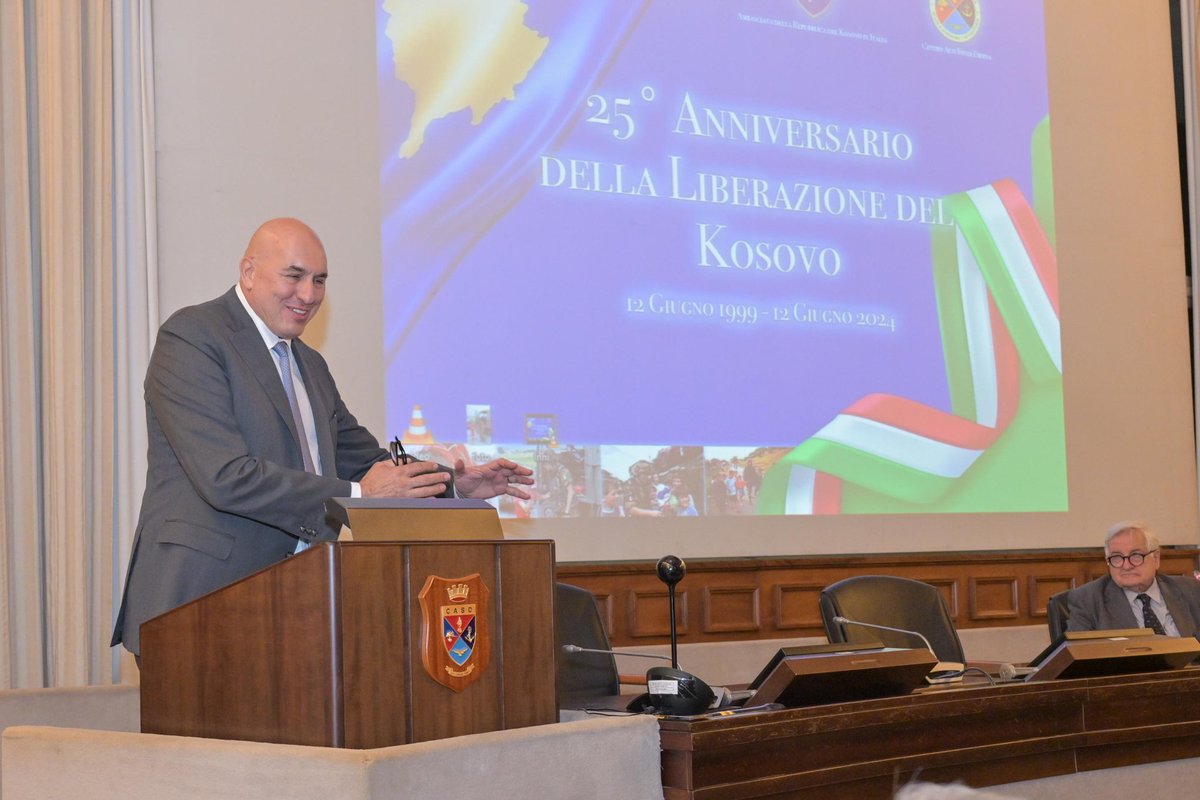 MinisteroDifesa's tweet photo. "Oggi abbiamo ricordato il 12 giugno 1999. 25 anni fa in #Kosovo ebbe fine un conflitto drammatico e si avviò un percorso di #pace e di crescita. Da allora le #ForzeArmate italiane hanno operato per garantire stabilità nonché difesa della #democrazia e della #libertà, valori che sono patrimonio dell’umanità".  Così Min @GuidoCrosetto per la "Giornata della Libertà del Kosovo"
