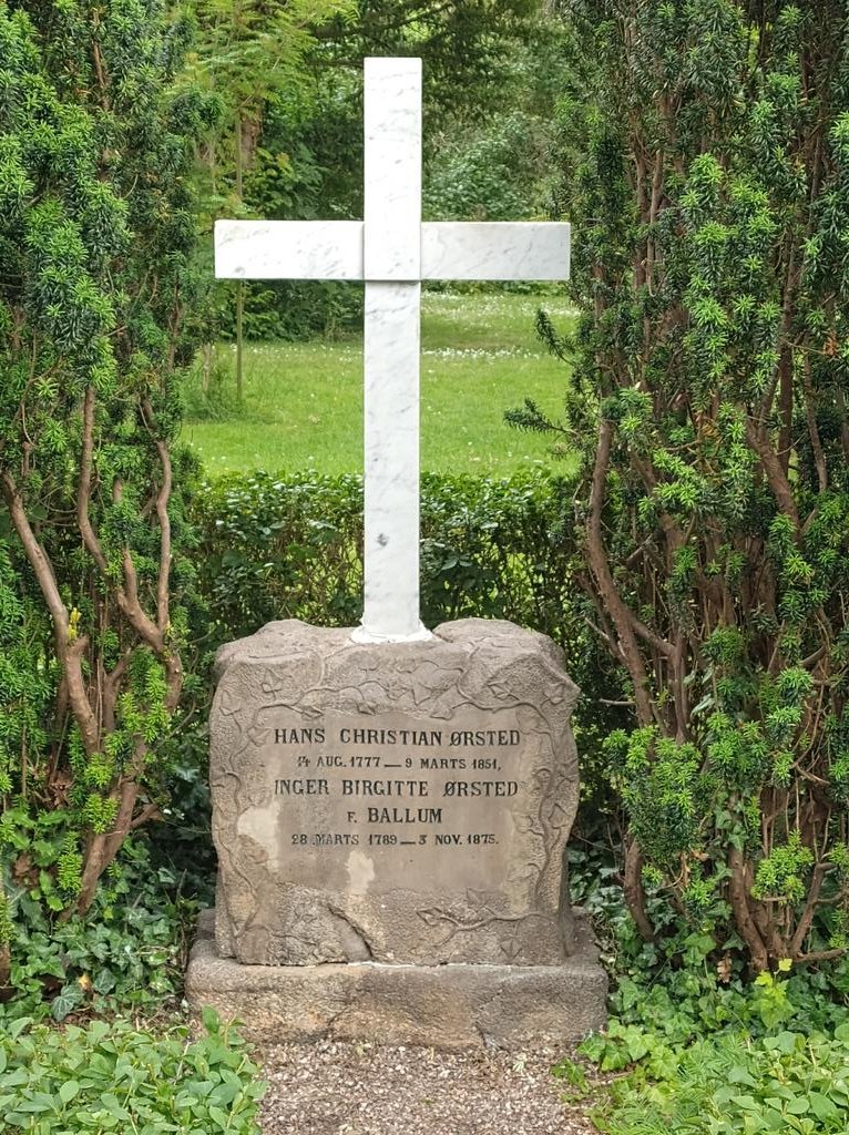The grave of Niels Bohr and Hans Christian Ørsted in Copenhagen 🇩🇰