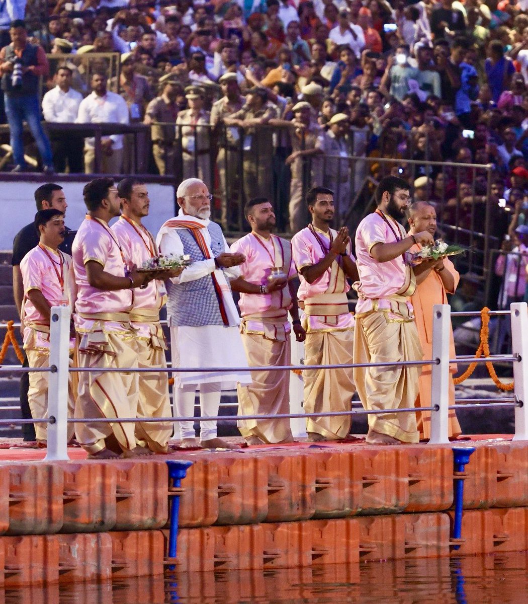 काशी में गंगा आरती करते प्रधानमंत्री श्री <a href="/narendramodi/">Narendra Modi</a> जी।
हर-हर गंगे...
