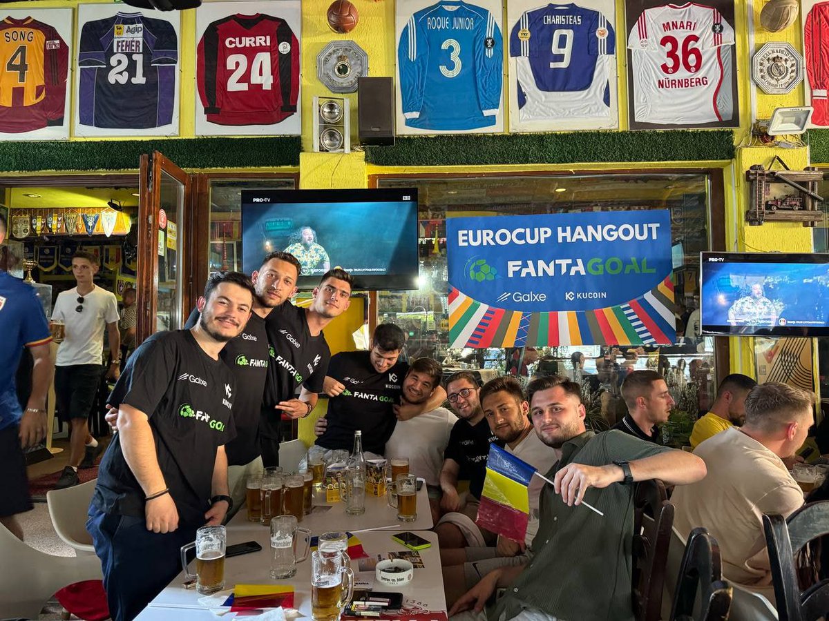 KuCoinPortugues's tweet photo. 🍻 Que dia maravilhoso de #futebol épico e bebidas! 

⚽️ Nosso Embaixador da @Fanta_Goal na Romênia, #BlockSync, está se apresentando em grande estilo no #EuroCupHangout, co-organizado por nós, #KuCoin e @Galxe!

Mais detalhes 👇
https://t.co/qReKXKeSJs

Não tem conta na #KuCoin? Registre-se aqui 👉https://t.co/fcJBfZNTay!