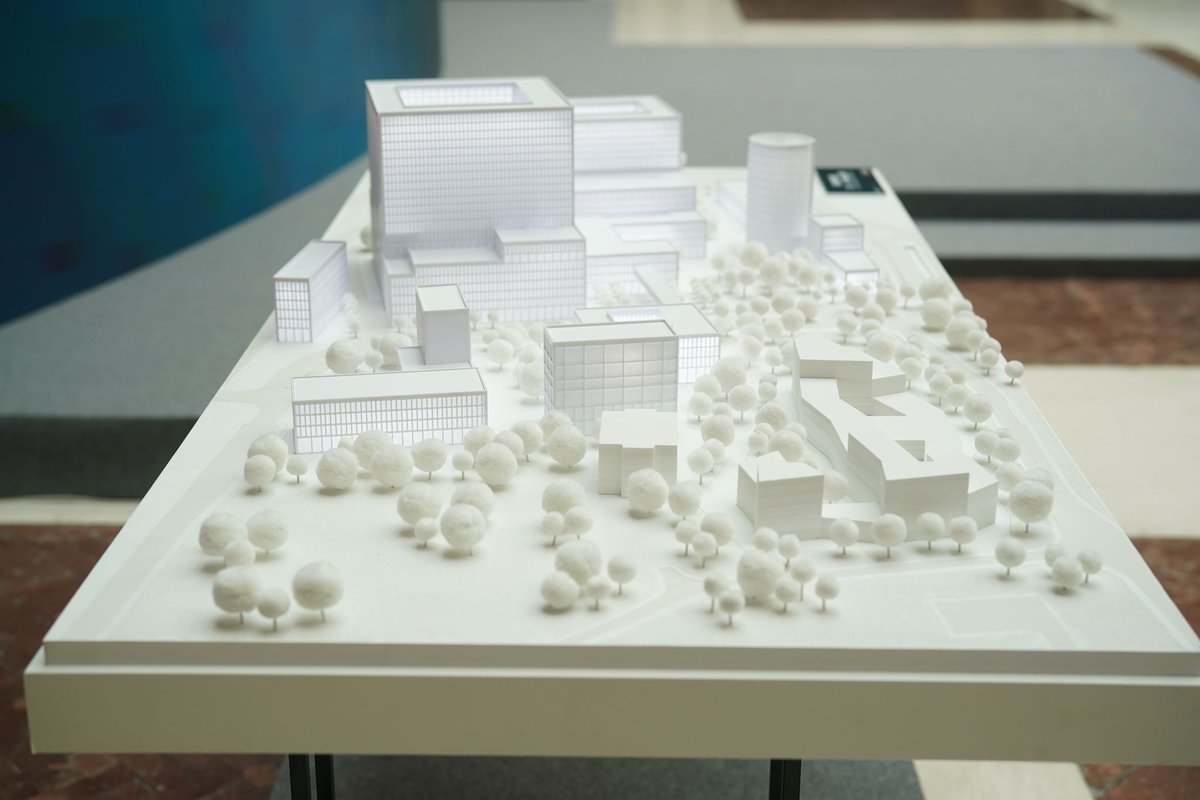 🟢La maqueta del Campus Biomédico de la Ciudad de la Salud #UAM + HULP 🏥 se ha presentado hoy en la Real Casa de Correos.

Este macroproyecto, tiene previsto convertirse en un foco de innovación y desarrollo en el ámbito de la salud para estudiantes, investigadores y empresas de