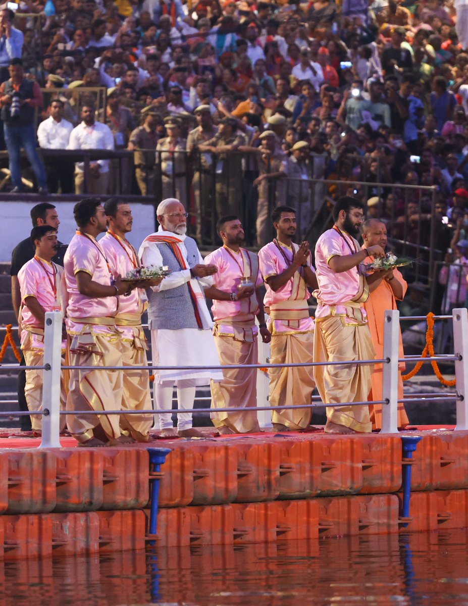 narendramodi's tweet photo. काशी के दशाश्वमेध घाट पर मां गंगा के दर्शन-पूजन ने मुझे नई ऊर्जा से भर दिया है। मां सबका कल्याण करें और सभी देशवासियों पर अपनी कृपा बनाए रखें, यही कामना है। हर-हर गंगे! https://t.co/su3M60w8FD