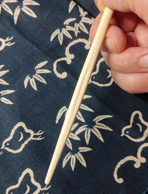 mistliges's tweet photo. 作りたいので作ってみたヽ(=´▽`=)ﾉ

軸は竹製。ヘッドは木製。縮緬（風）素材を
木目込んでます。

今回は試作品なので一作目ということもあり
まま粗い部分もありますが一応狙い通りには
完成したと思います。

全長17センチほど。ヘッドは直径2.5センチくらい。

#簪 #ハンドメイド #木工 https://t.co/MhnY1j5yGk
