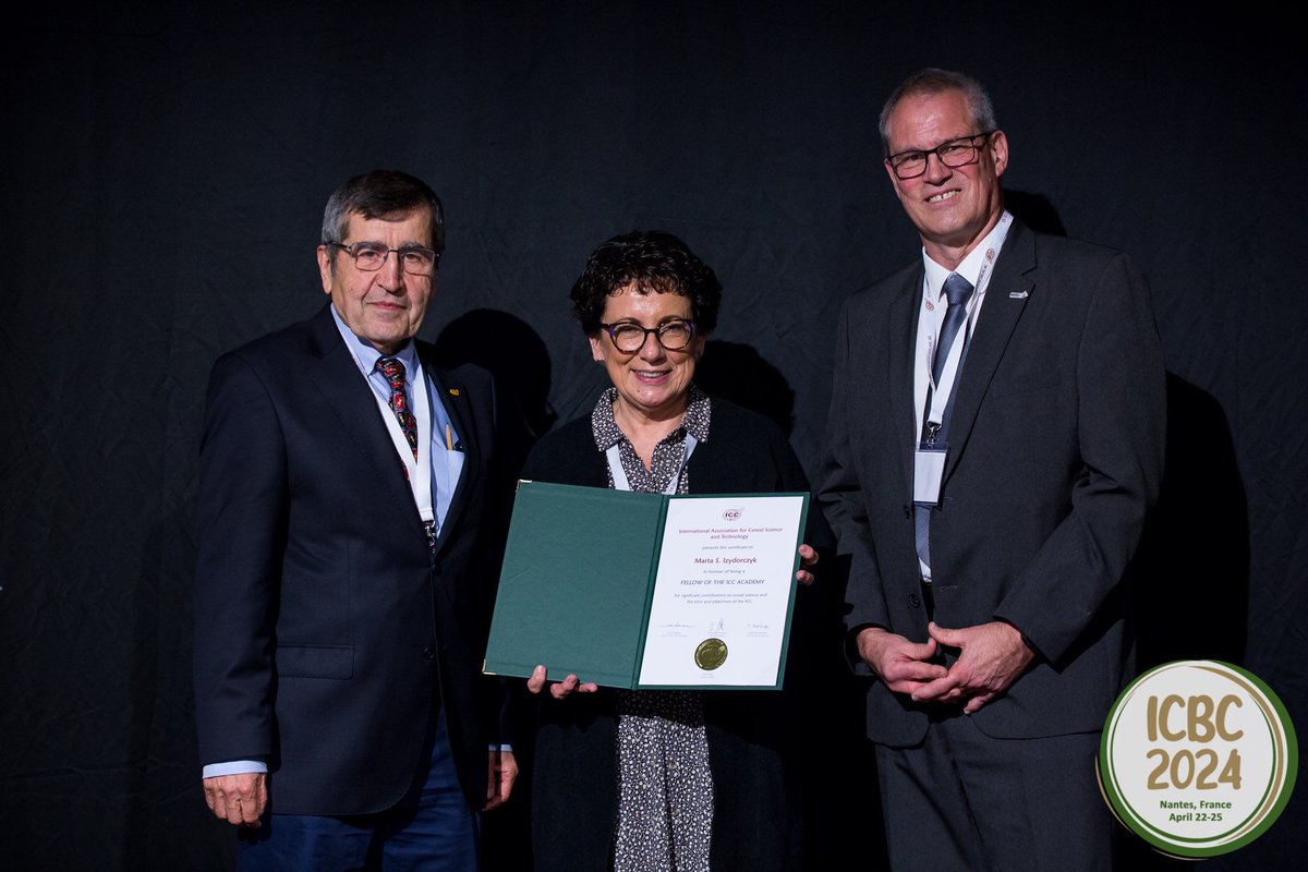 Grain_Canada's tweet image. Congratulations Dr. Marta Izydorczyk, who was elected Fellow of the @ICCcereals for her significant contribution to cereal science! 🎉

She’s the 6th Canadian to be awarded this honour, and the 4th scientist from our Grain Research Lab. #AgSci