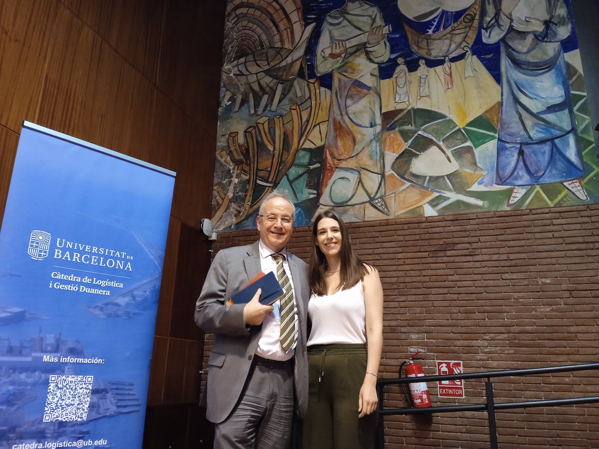 Som a l'aula magna de la Facultat de Dret de la <a href="/UniBarcelona/">Universitat de Barcelona</a>, l'ex cònsol major <a href="/JordiDomingoGM/">Jordi Domingo</a> presentarà el documental "La ciutat del mar" amb Lorena Zamora, coordinadora del màster de Logística i Comerç Internacional.