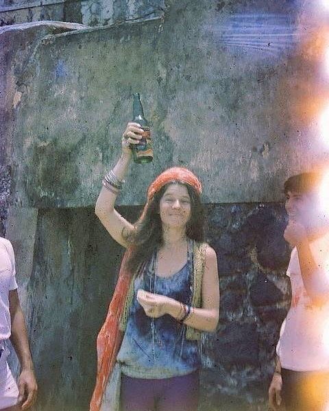 Janis Joplin com uma garrafa de Pitú, em Salvador, Bahia, na década de 1970. Foto de Lula Martins