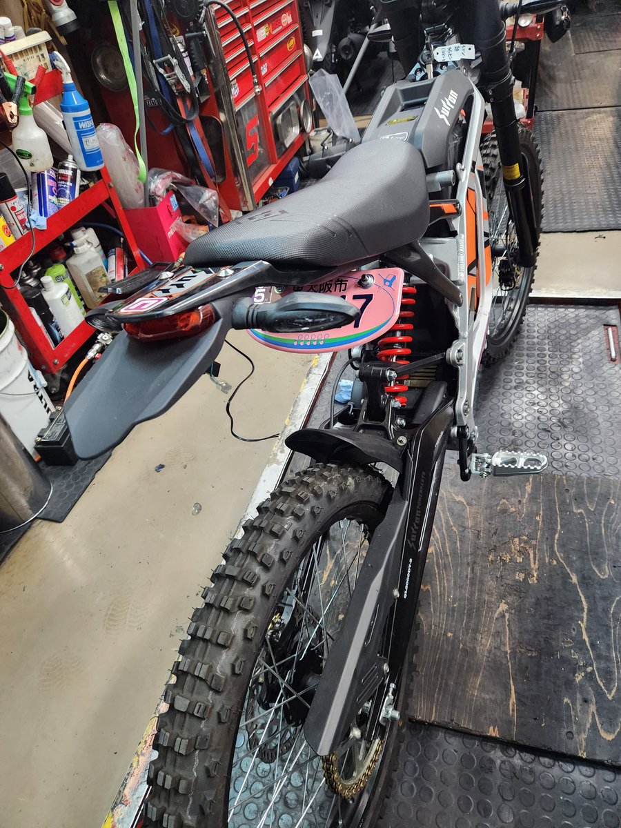 newton53106566's tweet image. フェンダーレスしてみたり
ベルトからチェーンに一次側を交換したりと少しずつ研究中です～😅
まだまだ初心者さんです🤣

#サーロン 
#surron