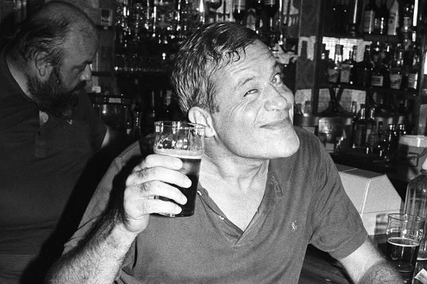 Roybattyforever's tweet image. ¿Sabes ese amigo de un amigo, loco de remate, del que todos hemos escuchado hablar, sin vergüenza y sin escrúpulos?

Pues ese era Oliver Reed, que falleció en 1999 antes de terminar el rodaje de "Gladiator"

Aquí te traigo varios datos loquísimos de su vida que te dejarán🤯
👇👇