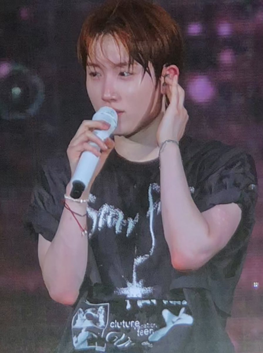 HanPea_pics's tweet photo. HYUK 2 skin is very white
#템페스트 #TEMPEST #HYUK #T_OUR_VOYAGE https://t.co/vyBgUerbT7