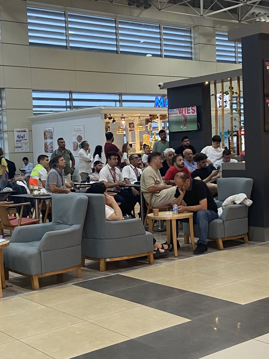 maç izlerken azrailleri gelse ruhları duymaz, bu erkekler niye böyle