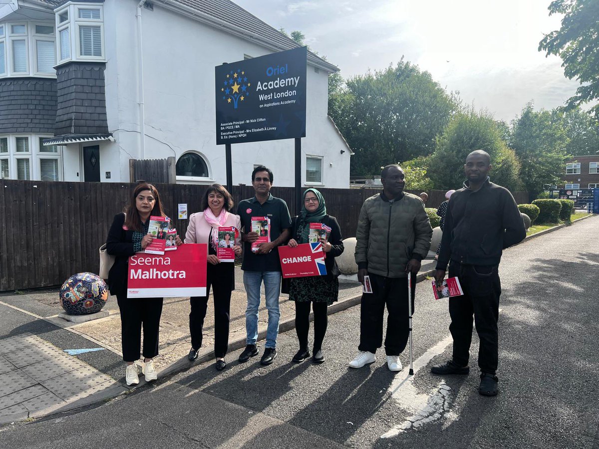 HanworthLabour's tweet photo. Candidate for MP for Feltham and Heston @SeemaMalhotra1 and candidate for council by-election for Hanworth Village Ward @AyshaTariqUK meeting the residents on door knocking session. 
#VoteLabour #Vote4AyshaTariq https://t.co/qasCxLY6Xd