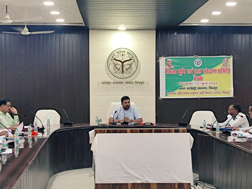 राष्ट्रीय कृषि विकास योजना के अंतर्गत कराए जाने वाले विभिन्न कार्यों की समीक्षा बैठक में बुंदेलखंड क्षेत्र में वर्षा जल का अधिक से अधिक मात्रा में खेत तालाब के माध्यम से संचयन करके भूगर्भ जल स्तर में वृद्धि एवं संचित जल से अधिक अधिक क्षेत्र की जीवनदायिनी सिंचाई करते हुए सकल फसल