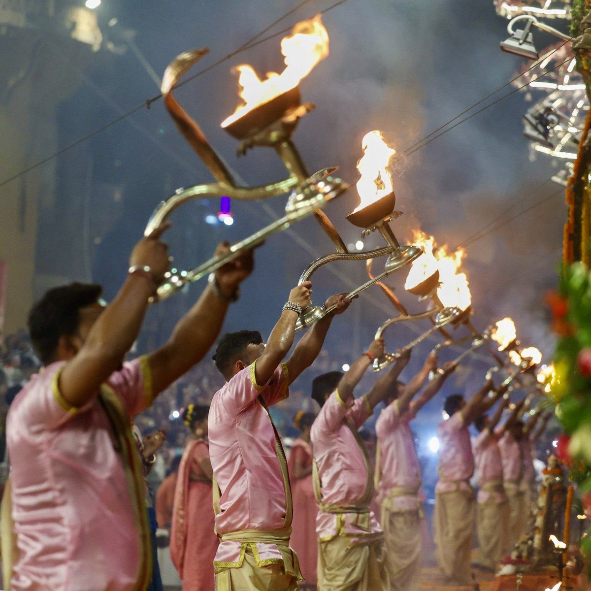 DrAnitaAryaBJP's tweet image. काशी में गंगा आरती करते प्रधानमंत्री श्री @narendramodi जी।
हर-हर गंगे...