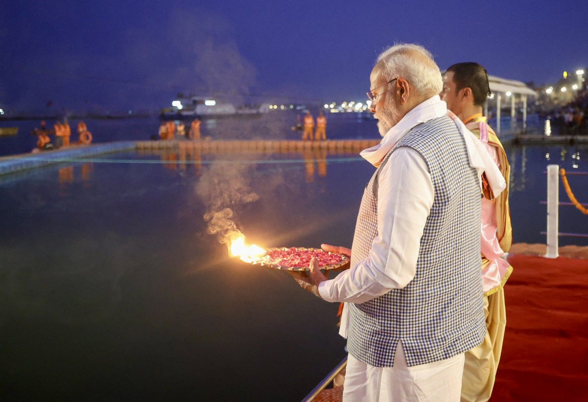 DrAnitaAryaBJP's tweet image. काशी में गंगा आरती करते प्रधानमंत्री श्री @narendramodi जी।
हर-हर गंगे...
