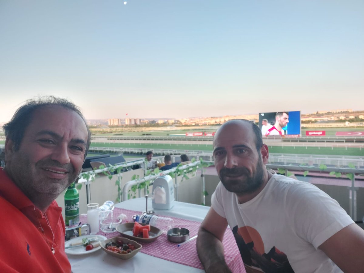 hipodromda hem maç keyfi hem de  yarış keyfi. antrenörümüz idman jokeyimiz resul ümüz ile