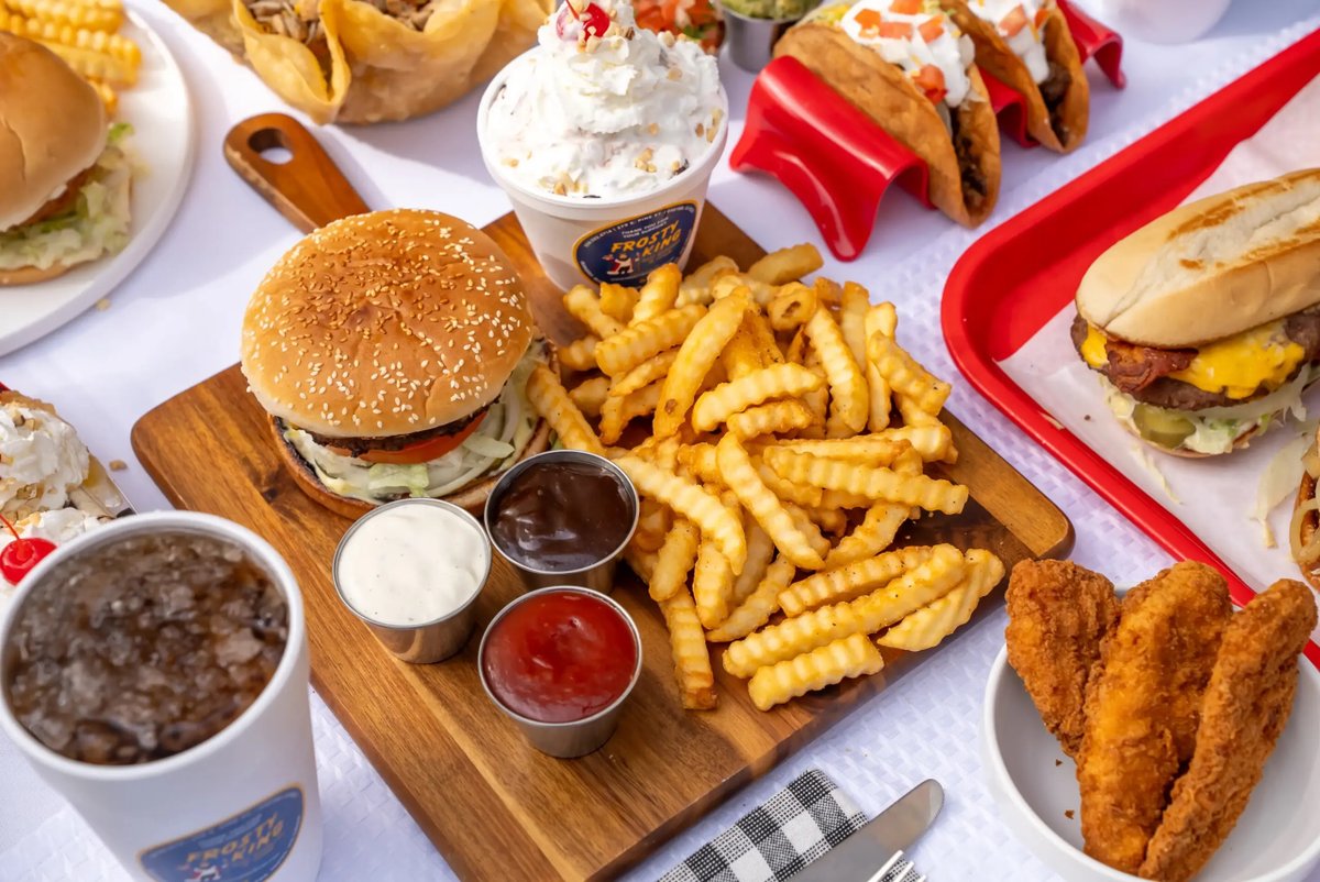 SequoiaTourism's tweet image. Dive into deliciousness at Exeter's iconic Frosty King! With a menu boasting 12 mouthwatering burgers, savory sandwiches, and a tempting array of ice cream treats, it's a must-visit on your next trip to the parks! 🍔🍦

📸: Frosty King

#visitexeter #drinklocal #eatlocal