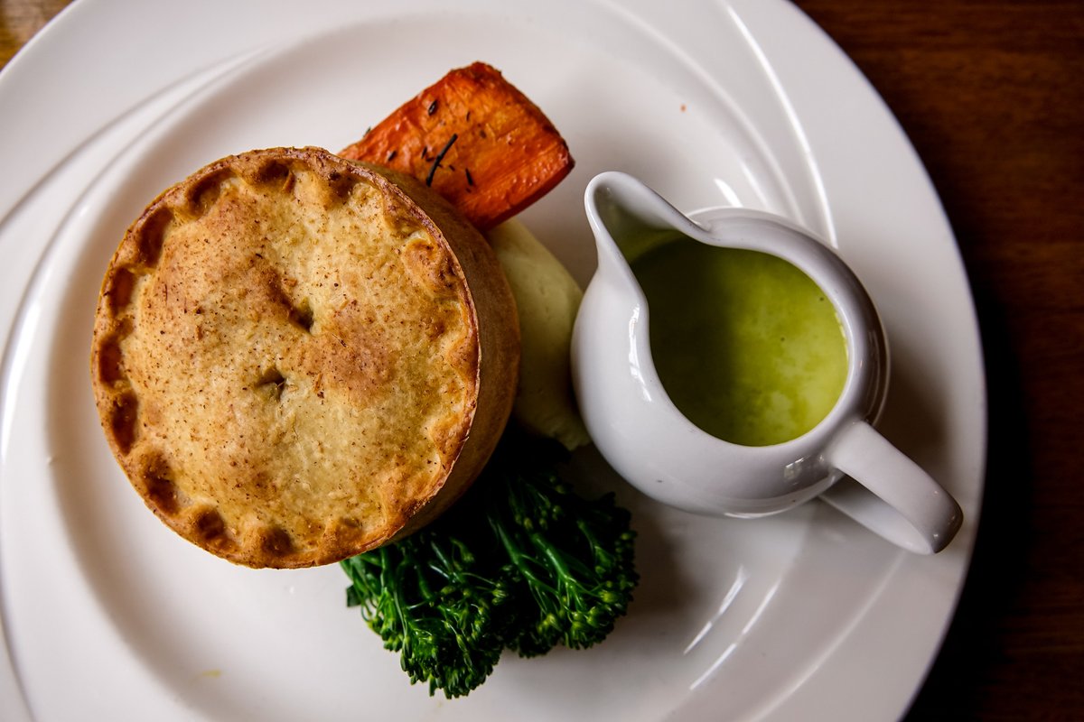 _The_LP's tweet image. Onion &amp;amp; potato pie served with creamed potatoes, roasted carrots, tender stem broccoli and tarragon sauce 🍴

@redlionstaffs

#TheLewisPartnership #Stafford