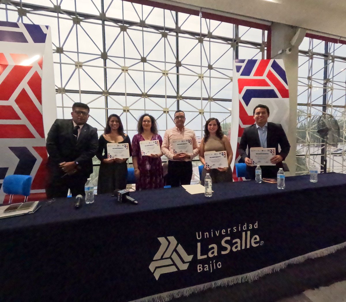 Jóvenes universitarios se reunierón en el #DíaKybernus #Guanajuato. <a href="/GloriaAlvarez85/">Gloria Álvarez</a> habló sobre la #libertad como clave del progreso humano.

El Laboratorio de Pitch con Edmundo Mejía capacitó a los participantes para impactar sus comunidades. 🚀💡

#LiderazgoPorLaLibertad