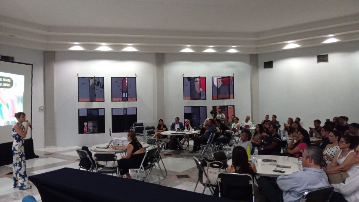 Kybernus's tweet photo. Jóvenes universitarios se reunierón en el #DíaKybernus #Guanajuato. @GloriaAlvarez85 habló sobre la #libertad como clave del progreso humano.

El Laboratorio de Pitch con Edmundo Mejía capacitó a los participantes para impactar sus comunidades. 🚀💡

#LiderazgoPorLaLibertad #TuLiderazgoImporta