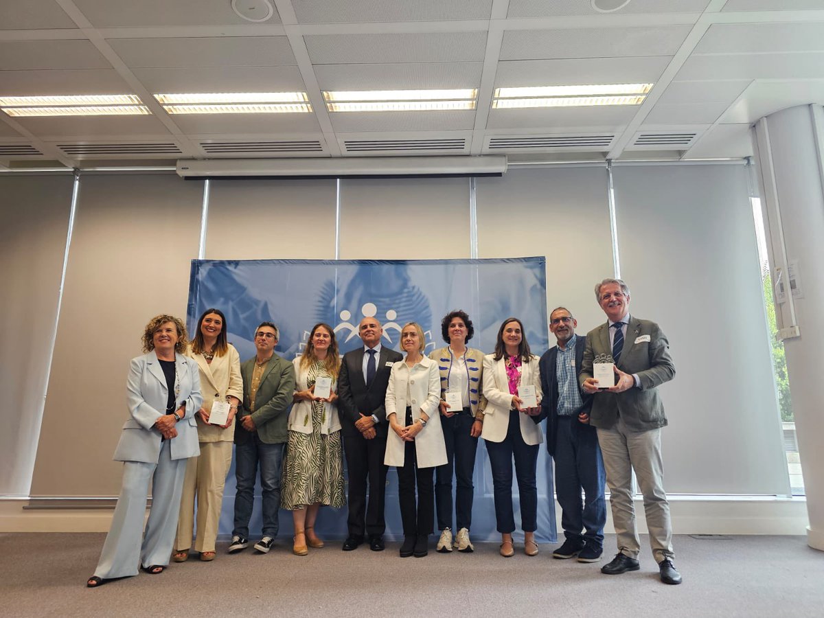 Hoy la Estrategia de Salud Digital de Andalucía ha recibido de la Plataforma de asociaciones de Pacientes el premio por la inclusión del paciente como figura activa en órganos de participación Todo un orgullo recibirlo en representación de la Consejería de Salud y Consumo.Gracias
