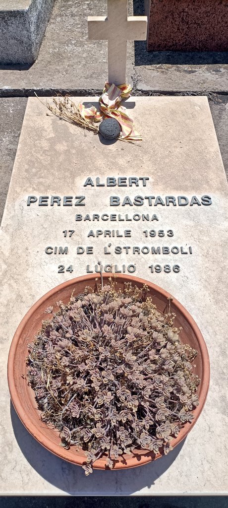 TOMBA A STROMBOLI🌋 Ahir de viatge per l'illa d'Stromboli, al cementiri, vaig topar-me amb aquesta tomba. Una làpida d'un català i una senyera esgrogueïda! Barcelona-Cim de l'Stromboli. Sí, ja ho diuen que els catalans som arreu i ens trobem als llocs més insospitats (1/9) FIL⬇️