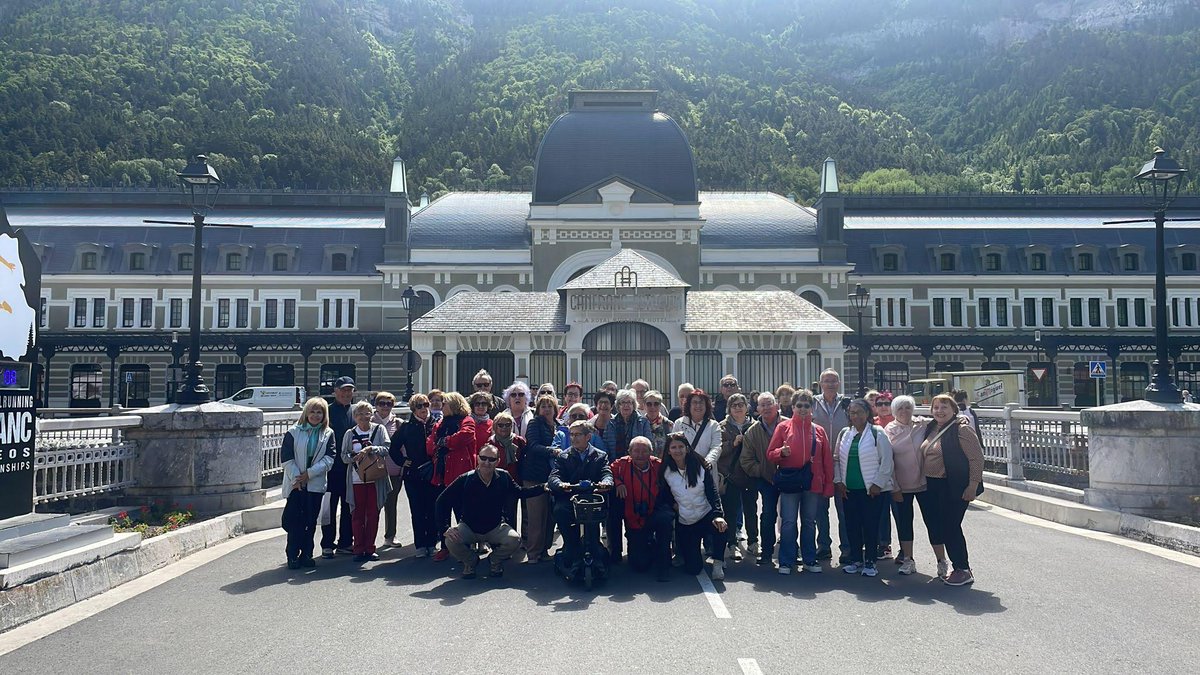 AroHuesca's tweet photo. El pasado miércoles día 12 realizamos una excursión a la estación de Canfran y a Jaca.  Esta excursión tuvo muy buena acogida y lo pasamos genial. La explicación de los guías fue magnífica, todo precioso y el tiempo nos acompañó
#Jacetania #canfrancestacion #arohuesca https://t.co/GMVsYNFGkD