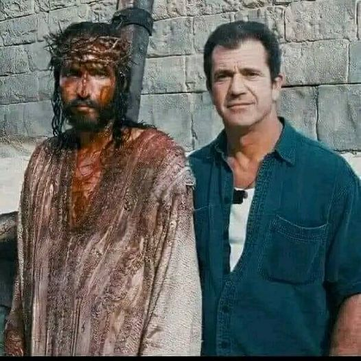 neideboaski's tweet photo. "A PAIXÃO DE CRISTO"

Você sabia que quando MEL GIBSON propôs a JIM CAVIEZEL fazer o papel de JESUS ​​​​no filme “A PAIXÃO DE CRISTO”, ele o avisou que era um papel extremamente difícil e que, se o aceitasse, seria marginalizado como ator em HOLLYWOOD?
JIM pediu-lhe um dia para pensar.
Sua resposta foi: acho que temos que fazer esse filme mesmo que seja difícil. Acabei de perceber que tenho 33 anos, a idade de Cristo quando foi crucificado e minhas iniciais são iguais às dele: J.C.
Durante as filmagens, JIM CAVIEZEL perdeu 23kg. Ele foi atingido por um raio, foi atingido por engano 2 vezes pelo chicote que deixou um ferimento de 35 cm, e ele deslocou o ombro, desenvolveu pneumonia e hipotermia desde que ficou sentado nu na cruz por horas.
Seu corpo estava tão exausto que ele teve que passar por duas cirurgias cardíacas abertas após o término das filmagens.
A cena da crucificação durou 5 semanas do total de 8 semanas que a filmagem durou.
“Não quero que as pessoas me vejam, quero que vejam JESUS ​​CRISTO. Só assim eles acreditarão e se converterão.
LUCA LIONELLO, o ator que interpretou Judas, que era ateu antes do filme, se converteu e foi batizado, ele e seus filhos.
Um dos técnicos, que era muçulmano, também se converteu e tornou-se cristão.
O filme custou mais caro da história do cinema: 370,8 milhões de dólares, mas rendeu um lucro de 611 milhões.
Muitas almas foram tocadas e salvas.
MEL GIBSON pagou 30 milhões de dólares do próprio bolso porque nenhum estúdio quis aceitar o projeto.
Satanás tentou de todas as maneiras impedir este projeto, porque ele conhecia o poder de tal filme para ser exibido em telas de todo o mundo e quantas almas poderiam ser salvas. Mas DEUS tem a última palavra.
O filme foi um enorme sucesso e tocou a vida de milhões de pessoas em todos os meridianos.
"Porque não me envergonho do evangelho de Cristo: pois é o poder de Deus para salvação de todo aquele que crê."