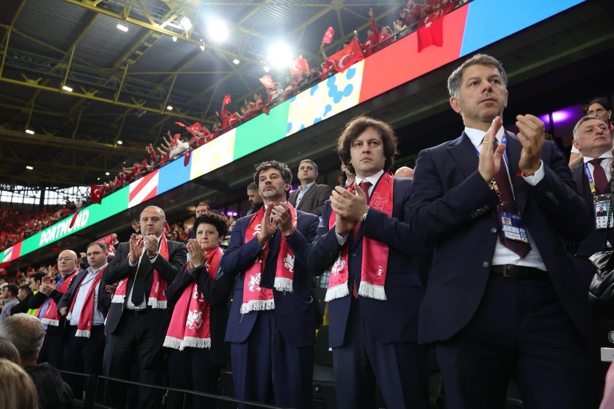 LaszloRobMezes's tweet photo. @terjehelland @Mikiashvili_M Yeah, more of them were there. The president of UEFA Ceferin even had a photo together with Kobakhidze. https://t.co/qt3xhkMhzG