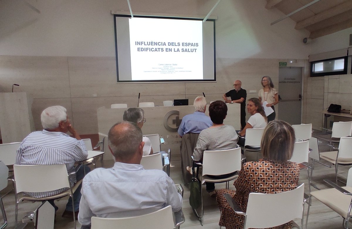 FilialVOR's tweet image. #sessiocloenda Avui, a la @FilialVOR, en la sessió de cloenda del Lè  Curs de Formació Mèdica Continuada, l'arquitecte Carles Labèrnia ha explicat la influència dels espais edificats en la salut de les persones. Una ponència molt interessant.