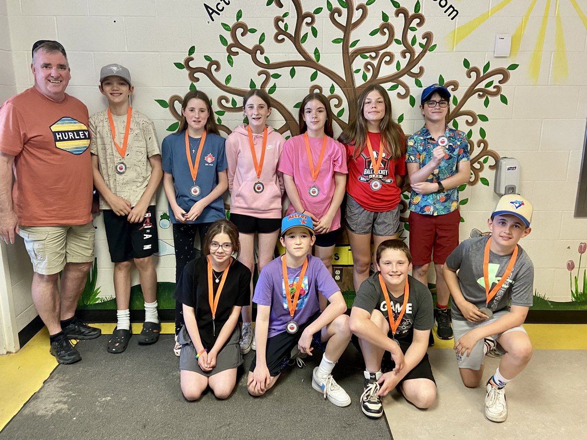 Our St. Teresa’s 1 baseball team worked their cleats off in the Geoff Walsh Memorial Tournament last week and finished second after a nail-bitingly close final game. We were delighted to recognize these athletes by presenting them with silver medals. Way to go, Tigers! ⚾️🥈🧡💙