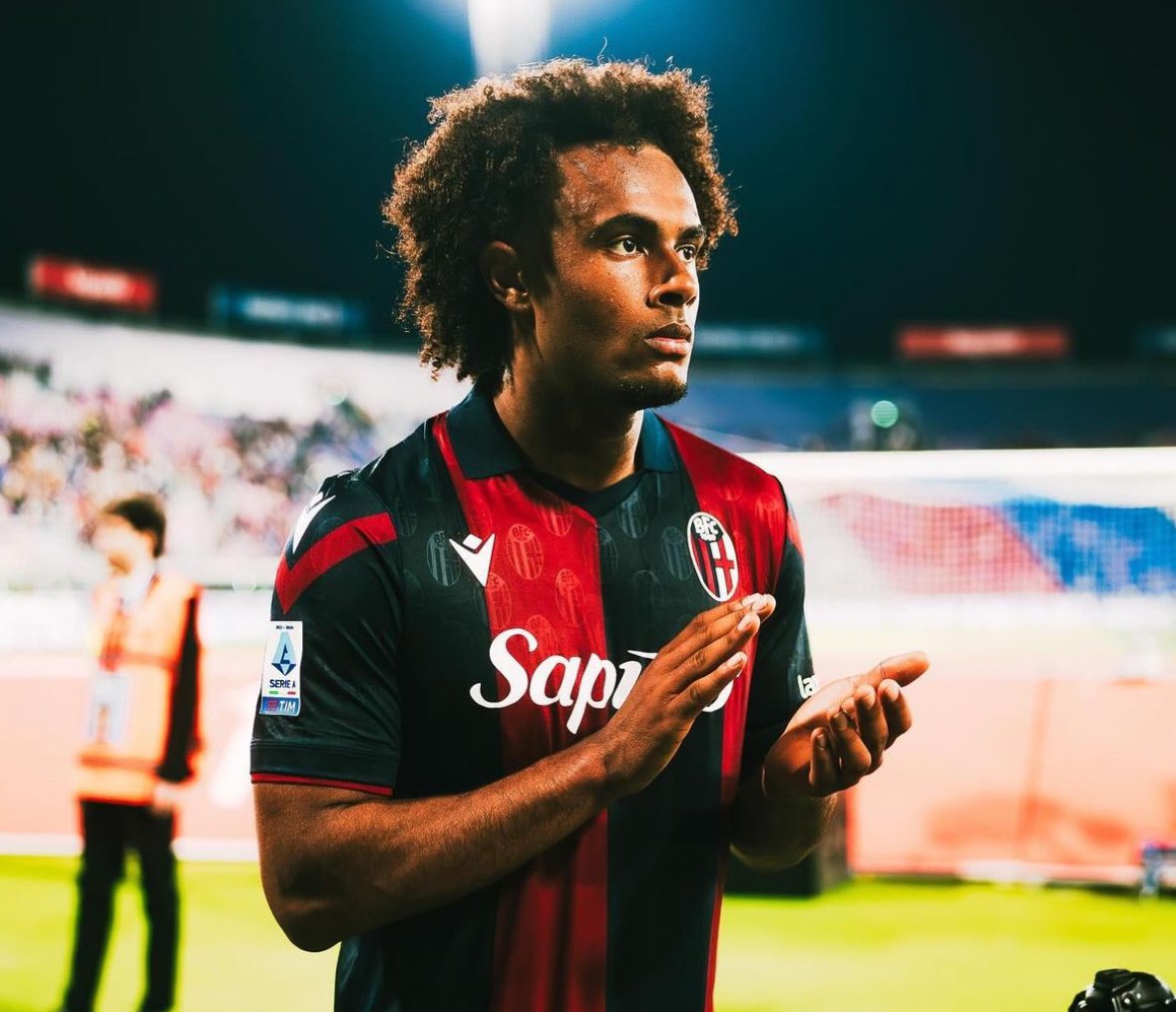 FabrizioRomano's tweet image. 🔴🇳🇱 Manchester United asked for info on Joshua Zirzkee salary, commissions, release clause details last week.

AC Milan still have an agreement with Zirkzee on contract, planning to pay €40m clause but deal still depends on commissions.

More ↪️ shorturl.at/pmSIU