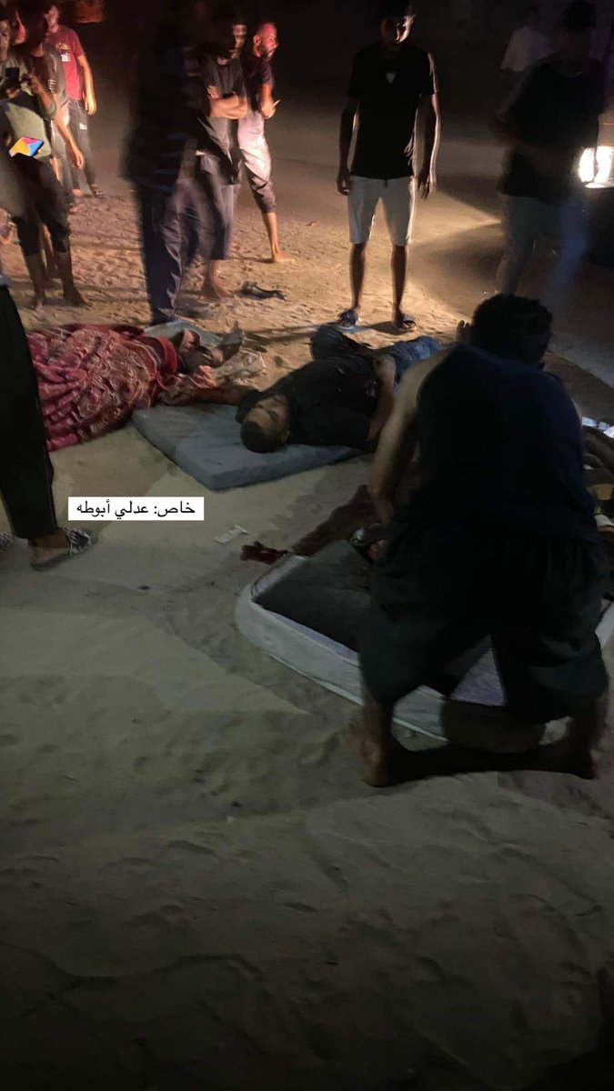 Abu_Salah9's tweet photo. 🚨🚨

اسرائيل تزلزل ارض غزة ، إسرائيل أحرقت خيم النازحين وقصفت خيمهم في غرب رفح "منقطة امنه"

هناك عشرات الاصابات والشهداء في المكان، هذه ليلة كارثية https://t.co/pgnUctCjri